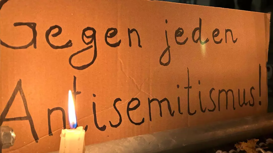 Der Verfassungsschutz informiert über Codes von Antisemiten unterschiedlichen politischen Hintergrunds. (Archivbild) - Bild: Sven Kaeuler/dpa