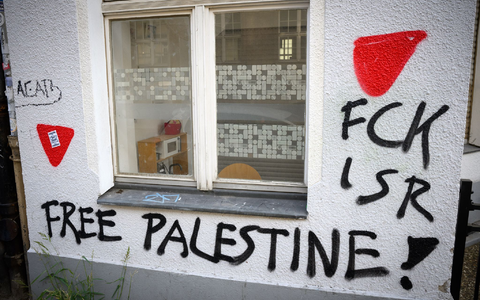 Der Terrororganisation Hamas ordnet der Verfassungsschutz das rote Dreieck zu, das auch häufiger bei propalästinensischen Kundgebungen zu sehen ist. (Archivbild) - Foto: Bernd von Jutrczenka/dpa