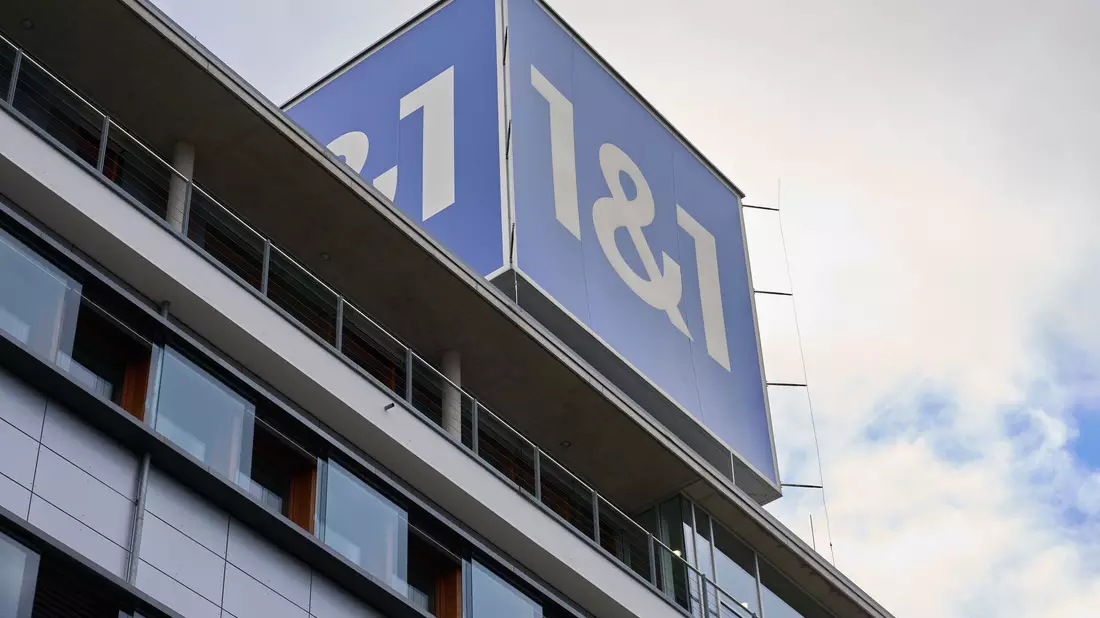 Das 1&1-Firmenlogo auf dem Dach der Firmenzentrale in Montabaur. - Bild: Thomas Frey/dpa