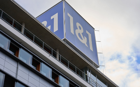 Das 1&1-Firmenlogo auf dem Dach der Firmenzentrale in Montabaur. - Foto: Thomas Frey/dpa