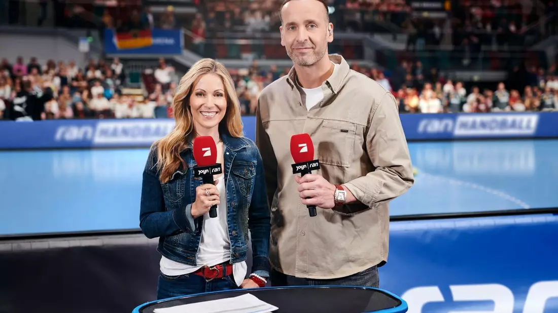 Andrea Kaiser Silvio Heinevetter ran Handball - Bild: Joyn/Christoph Köstlin, presseportal.de