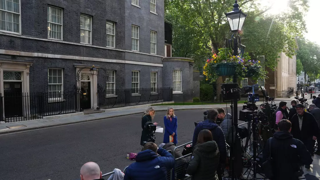 Zahlreiche Reporter versammelten sich vor der 10 Downing Street. - Bild: Jonathan Brady/PA Wire/dpa
