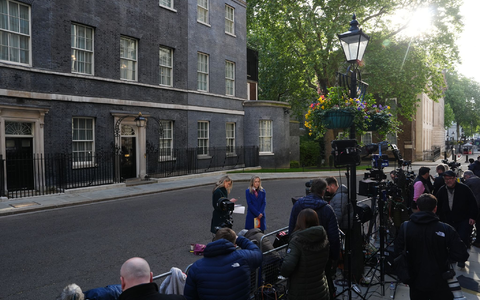 Zahlreiche Reporter versammelten sich vor der 10 Downing Street. - Foto: Jonathan Brady/PA Wire/dpa