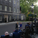 Zahlreiche Reporter versammelten sich vor der 10 Downing Street. - Foto: Jonathan Brady/PA Wire/dpa
