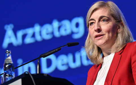 Ministerin Warken verteidigte ihr Sparpaket gegen Kritik der Ärzte. - Foto: Julian Stratenschulte/dpa