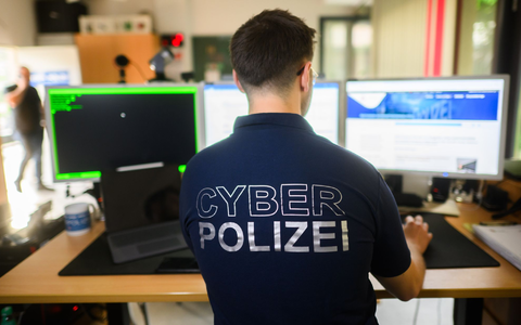 Die Mehrheit der Straftaten im Internet wird inzwischen aus dem Ausland heraus begangen. (Symbolbild) - Foto: Julian Stratenschulte/dpa