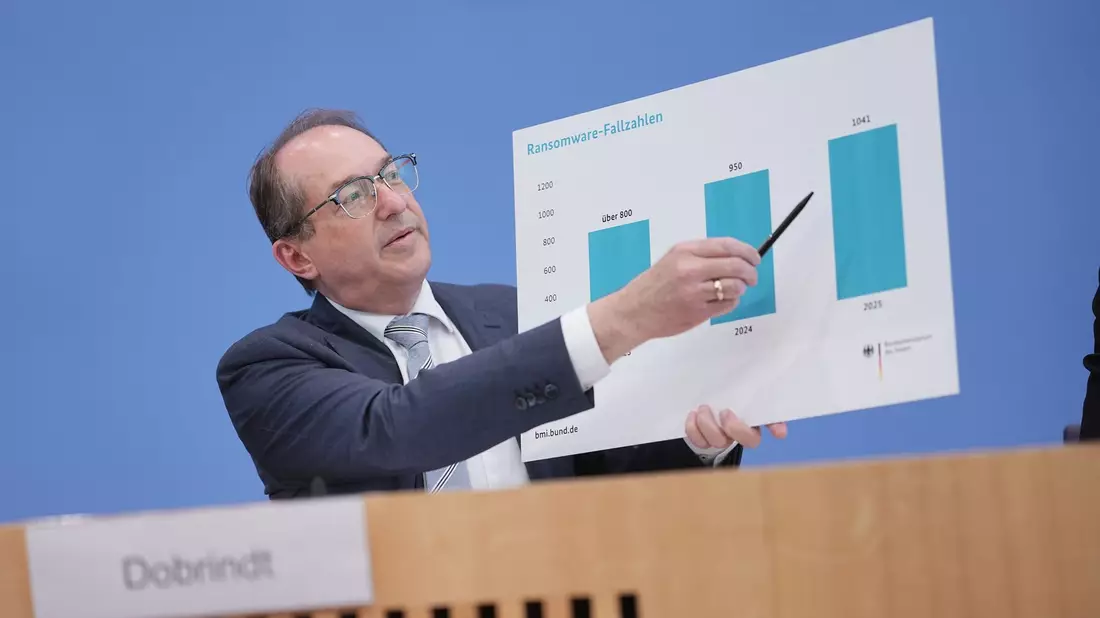 Cyberkriminalität ist laut Bundesinnenminister Dobrindt eine der größten Herausforderungen für die öffentliche Sicherheit - Bild: Michael Kappeler/dpa