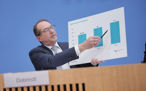 Cyberkriminalität ist laut Bundesinnenminister Dobrindt eine der größten Herausforderungen für die öffentliche Sicherheit - Foto: Michael Kappeler/dpa