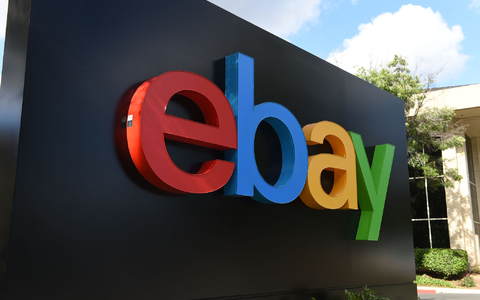 Der Online-Marktplatz eBay lehnt das 55 Milliarden US-Dollar schwere Übernahmeangebot des Videospiele-Händlers Gamestop ab.  - Foto: Andrej Sokolow/dpa