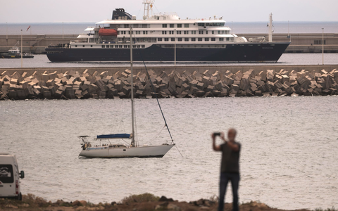 Die «Hondius» liegt vor Teneriffa. - Foto: Arturo Rodriguez/AP/dpa