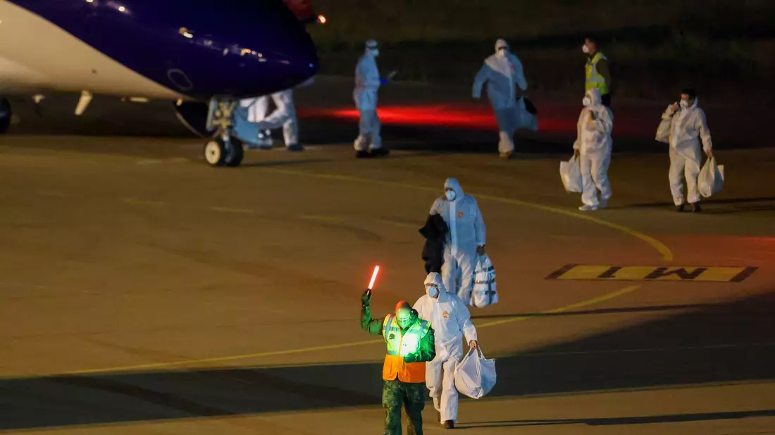 Beim Transport der Menschen von der «Hondius» gab es strenge Sicherheitsvorkehrungen.  - Bild: Christoph Reichwein/dpa