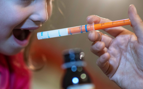 Engpässe bei Fiebersaft für Kinder wie 2022 in Deutschland sollen sich nicht wiederholen. (Symbolbild) - Foto: Hendrik Schmidt/dpa