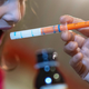 Engpässe bei Fiebersaft für Kinder wie 2022 in Deutschland sollen sich nicht wiederholen. (Symbolbild) - Foto: Hendrik Schmidt/dpa