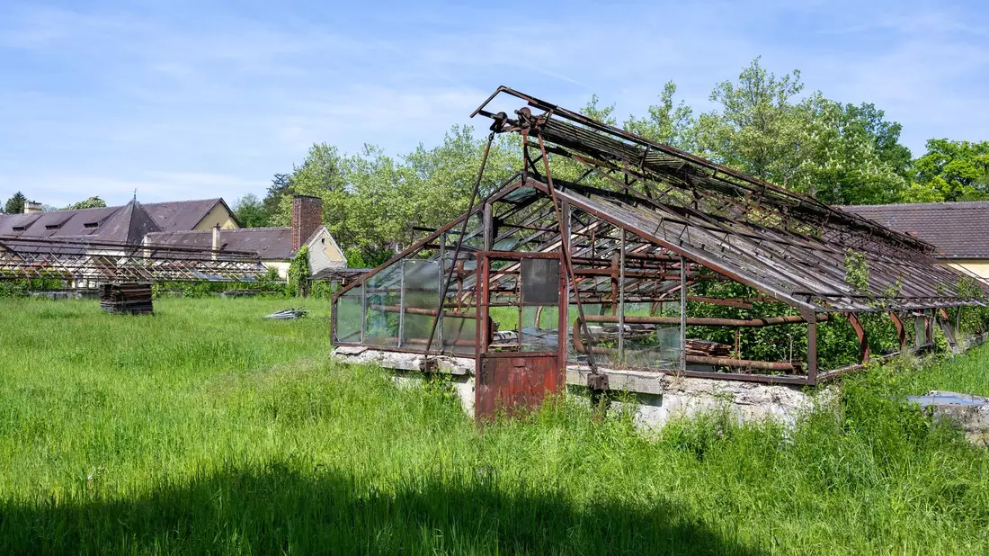 Der berüchtigte «Kräutergarten» auf dem Gelände des ehemaligen Konzentrationslagers Dachau soll zu einer Gedenkstätte werden. (Archivbild) - Bild: Stefan Puchner/dpa