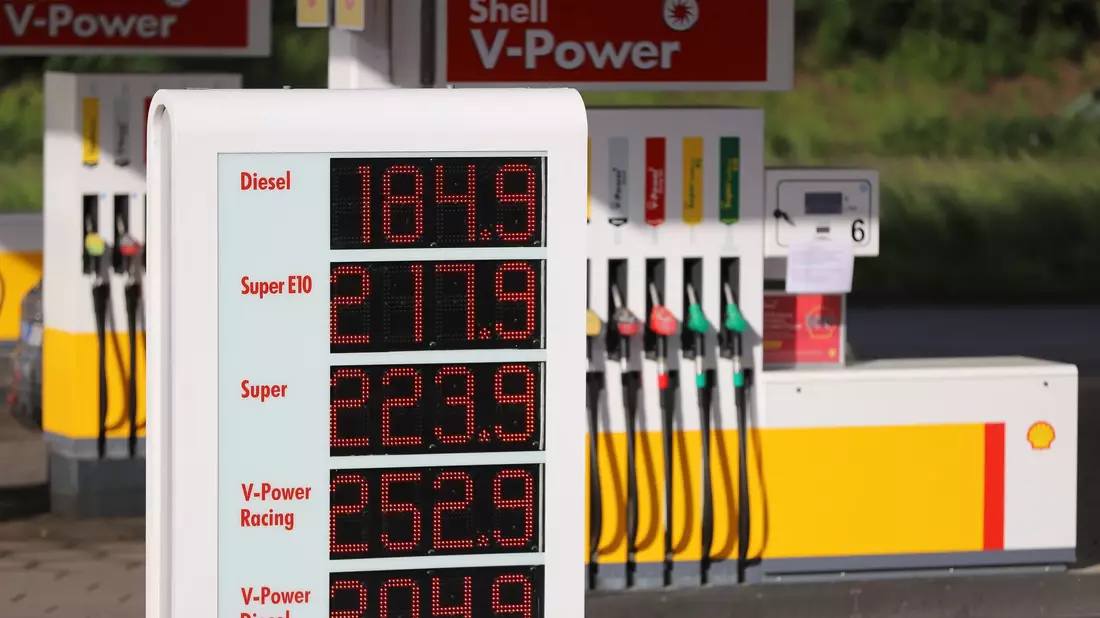 Die Preistafel an einer Shell-Tankstelle an der Autobahn 59 zeigt für Diesel einen Preis von 1,849 Euro pro Liter an. - Bild: dpa
