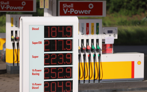 Die Preistafel an einer Shell-Tankstelle an der Autobahn 59 zeigt für Diesel einen Preis von 1,849 Euro pro Liter an. - Foto: dpa