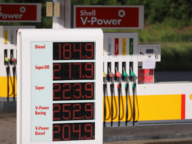 Die Preistafel an einer Shell-Tankstelle an der Autobahn 59 zeigt für Diesel einen Preis von 1,849 Euro pro Liter an. - Foto: dpa