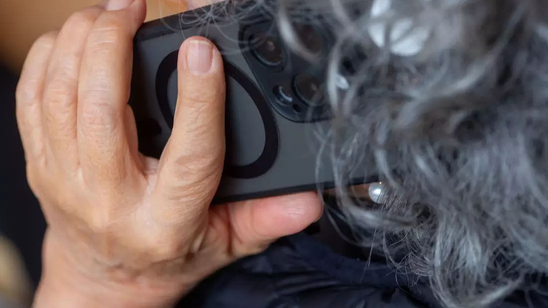 Prepaid oder Postpaid - was für eine Sim-Karte ist in diesem Handy? Vermutlich letzteres.  - Bild: Fernando Gutierrez-Juarez/dpa