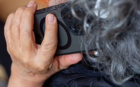 Prepaid oder Postpaid - was für eine Sim-Karte ist in diesem Handy? Vermutlich letzteres.  - Foto: Fernando Gutierrez-Juarez/dpa