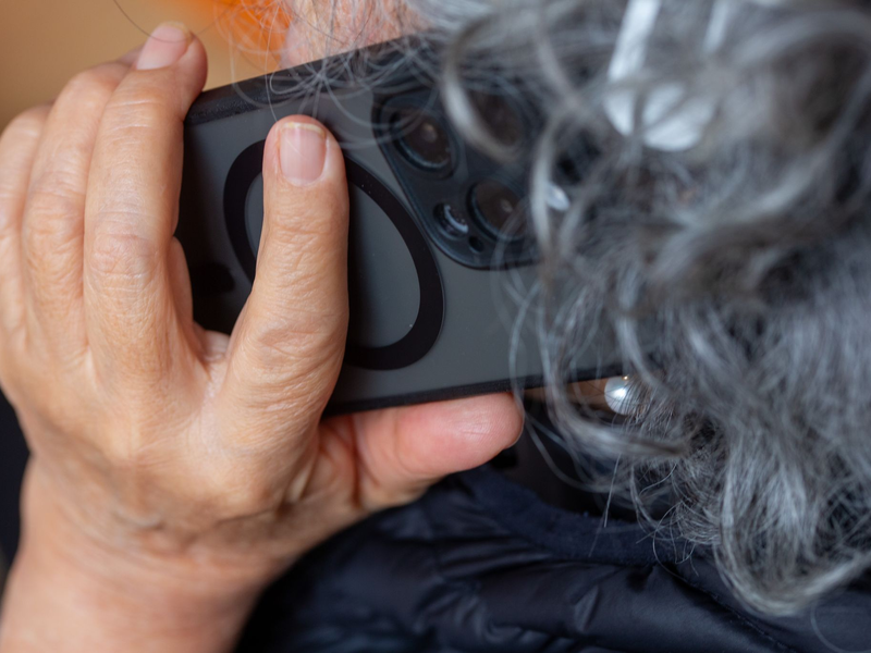Prepaid oder Postpaid - was für eine Sim-Karte ist in diesem Handy? Vermutlich letzteres.  - Foto: Fernando Gutierrez-Juarez/dpa