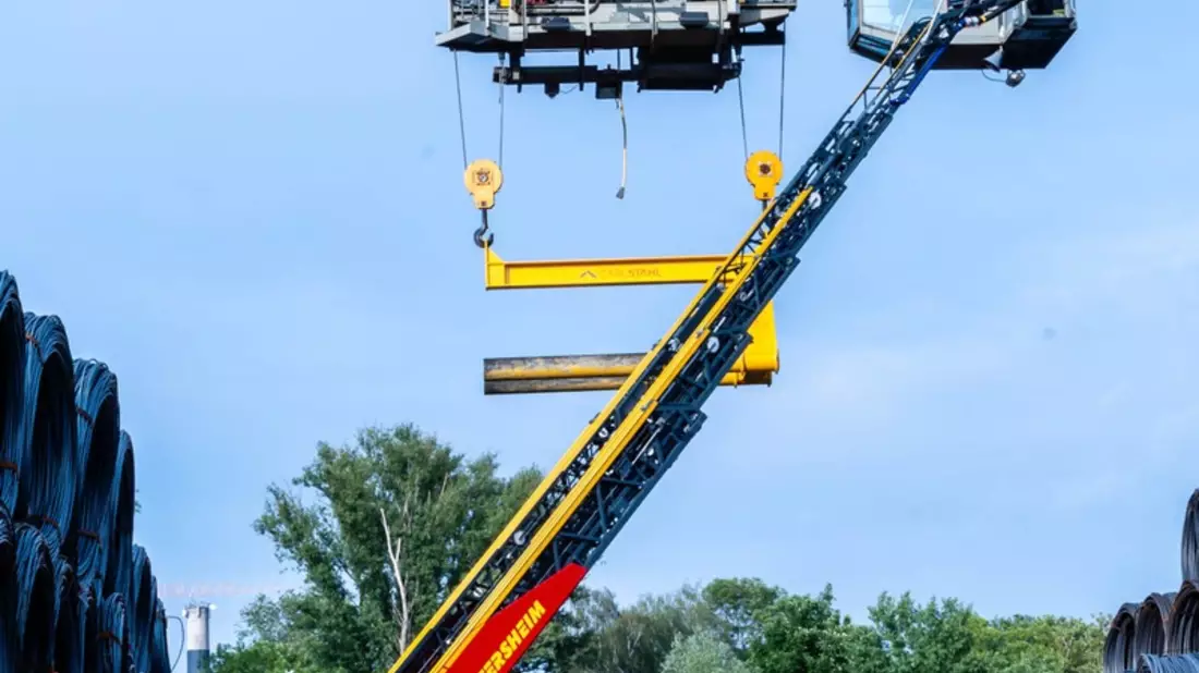 Feuerwehr MTK: Höhenrettung und Menschenrettung unter Stahlringen: Realistische Einsatzübung in Okriftel - Bild: presseportal.de