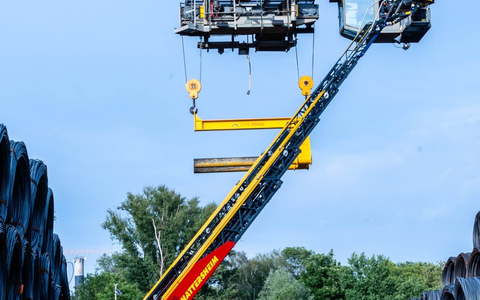 Feuerwehr MTK: Höhenrettung und Menschenrettung unter Stahlringen: Realistische Einsatzübung in Okriftel - Foto: presseportal.de