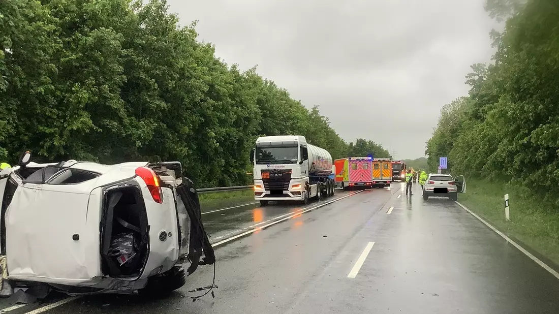FW Paderborn: Verkehrsunfall auf der B64 fordert drei Verletzte Personen, insgesamt sieben Fahrzeuge beteiligt - Bild: presseportal.de