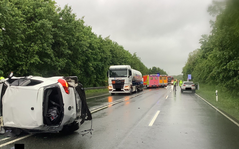 FW Paderborn: Verkehrsunfall auf der B64 fordert drei Verletzte Personen, insgesamt sieben Fahrzeuge beteiligt - Foto: presseportal.de