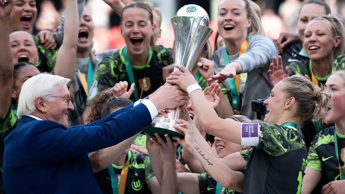 2024 nach dem Finale gegen Bayern durfte Alexandra Popp den DFB-Pokal in die Höhe stemmen - und diesmal? (Archivbild) - Bild: Fabian Strauch/dpa