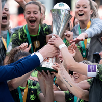 2024 nach dem Finale gegen Bayern durfte Alexandra Popp den DFB-Pokal in die Höhe stemmen - und diesmal? (Archivbild) - Foto: Fabian Strauch/dpa