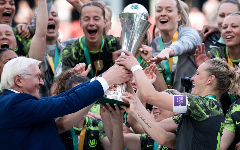 2024 nach dem Finale gegen Bayern durfte Alexandra Popp den DFB-Pokal in die Höhe stemmen - und diesmal? (Archivbild) - Foto: Fabian Strauch/dpa