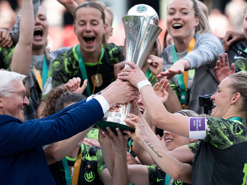 2024 nach dem Finale gegen Bayern durfte Alexandra Popp den DFB-Pokal in die Höhe stemmen - und diesmal? (Archivbild) - Foto: Fabian Strauch/dpa