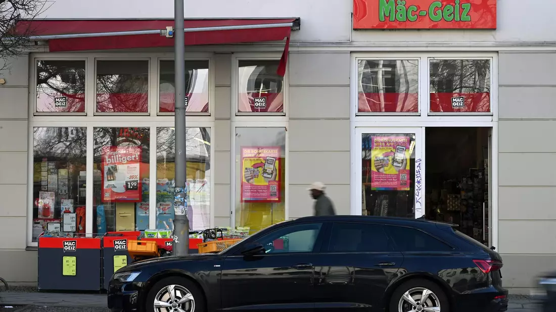 In vielen ostdeutschen Städten gibt es Filialen der Kette Mäc Geiz. - Bild: Elisa Schu/dpa