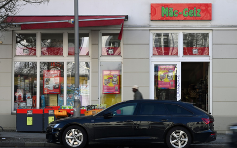 In vielen ostdeutschen Städten gibt es Filialen der Kette Mäc Geiz. - Foto: Elisa Schu/dpa