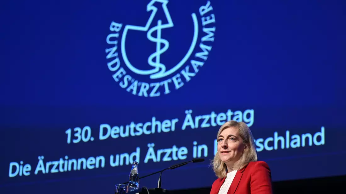 Ministerin Warken verteidigte ihr Sparpaket gegen Kritik der Ärzte. - Bild: Julian Stratenschulte/dpa