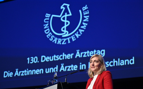 Ministerin Warken verteidigte ihr Sparpaket gegen Kritik der Ärzte. - Foto: Julian Stratenschulte/dpa