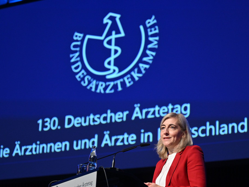 Ministerin Warken verteidigte ihr Sparpaket gegen Kritik der Ärzte. - Foto: Julian Stratenschulte/dpa