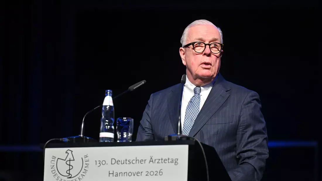 Der Ärztepräsident forderte, das Spargesetz auf «Hold» zu stellen. - Bild: Julian Stratenschulte/dpa