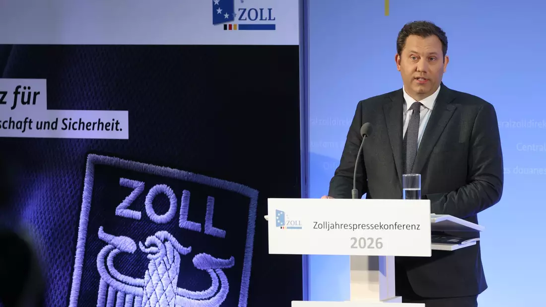 Bundesfinanzminister Klingbeil auf dem Flughafen Leipzig/Halle. Der deutsche Zoll soll gestärkt werden. - Bild: Jan Woitas/dpa