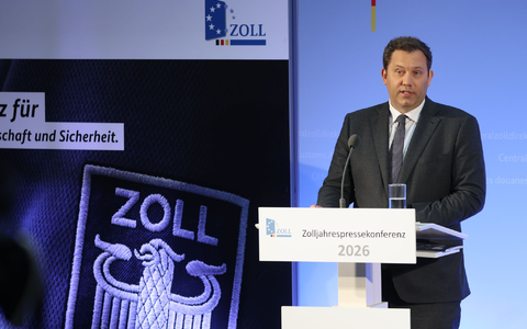Bundesfinanzminister Klingbeil auf dem Flughafen Leipzig/Halle. Der deutsche Zoll soll gestärkt werden. - Foto: Jan Woitas/dpa