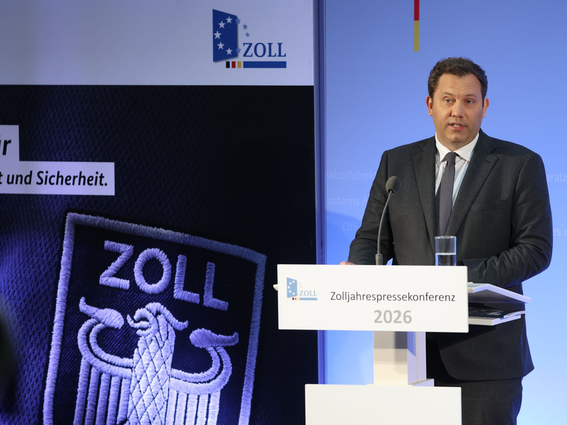Bundesfinanzminister Klingbeil auf dem Flughafen Leipzig/Halle. Der deutsche Zoll soll gestärkt werden. - Foto: Jan Woitas/dpa