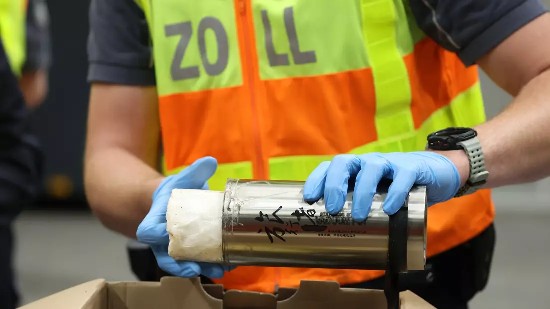 Zollbeamte finden bei einer Durchsuchung 500 Gramm Kokain, das in einer Thermoskanne versteckt ist. - Bild: Jan Woitas/dpa