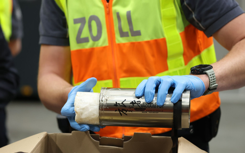 Zollbeamte finden bei einer Durchsuchung 500 Gramm Kokain, das in einer Thermoskanne versteckt ist. - Foto: Jan Woitas/dpa