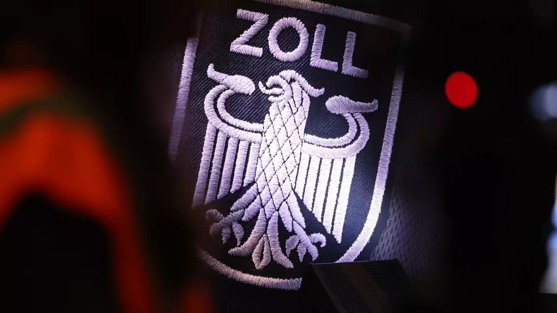 Derzeit hat der Zoll rund 49.000 Beschäftigte. Dieses Jahr sollen 1.500 Stellen beim Zoll dazukommen. - Bild: Jan Woitas/dpa