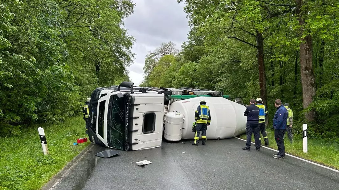 POL-PB: Betonmischer umgekippt - Fahrer leicht verletzt - Bild: presseportal.de