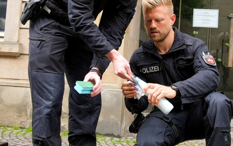 POL-OS: Gemeinsam erinnern, Haltung zeigen: Polizei reinigt Stolpersteine in Osnabrück - Foto: presseportal.de