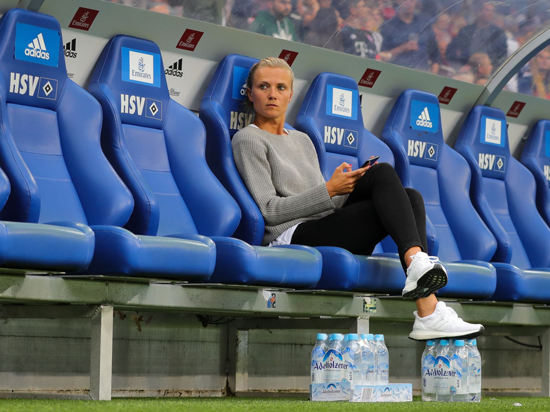 Kathleen Krüger bei einem Testspiel des FC Bayern in Hamburg im Jahr 2018. (Archivbild) - Foto: Christian Charisius/dpa
