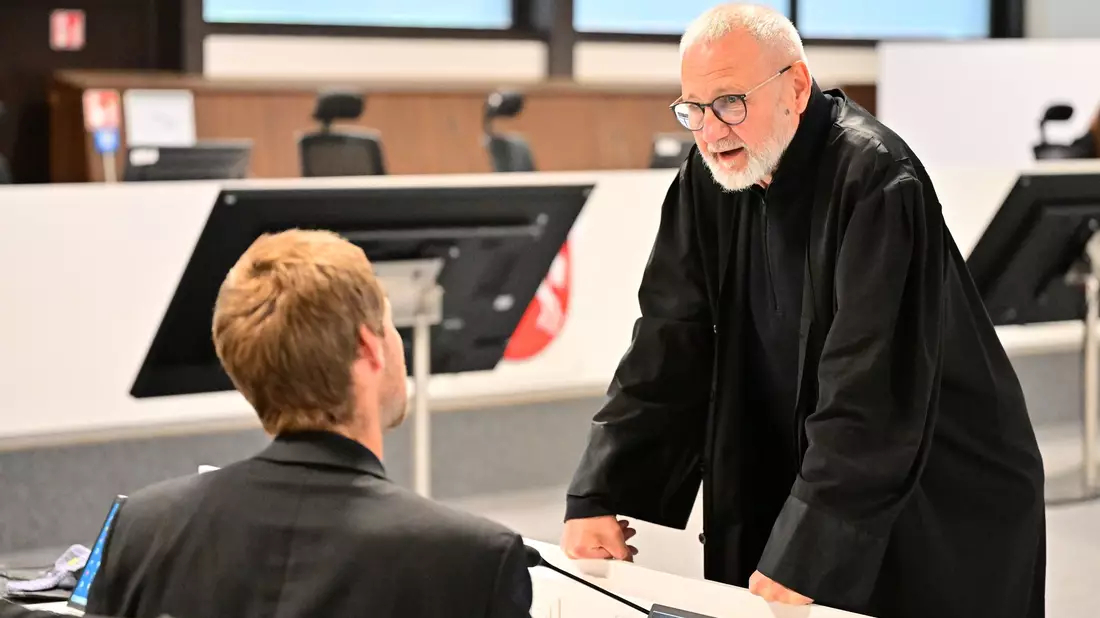  Steffen Hörning (r), Anwalt der Nebenklage, verweist in seinem Plädoyer auf das Leid der Opfer. - Bild: Sina Schuldt/dpa