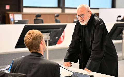  Steffen Hörning (r), Anwalt der Nebenklage, verweist in seinem Plädoyer auf das Leid der Opfer. - Foto: Sina Schuldt/dpa