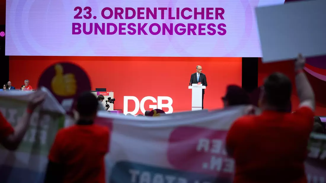 Die Gewerkschafter bereiten dem Kanzler einen eiskalten Empfang. - Bild: Bernd von Jutrczenka/dpa
